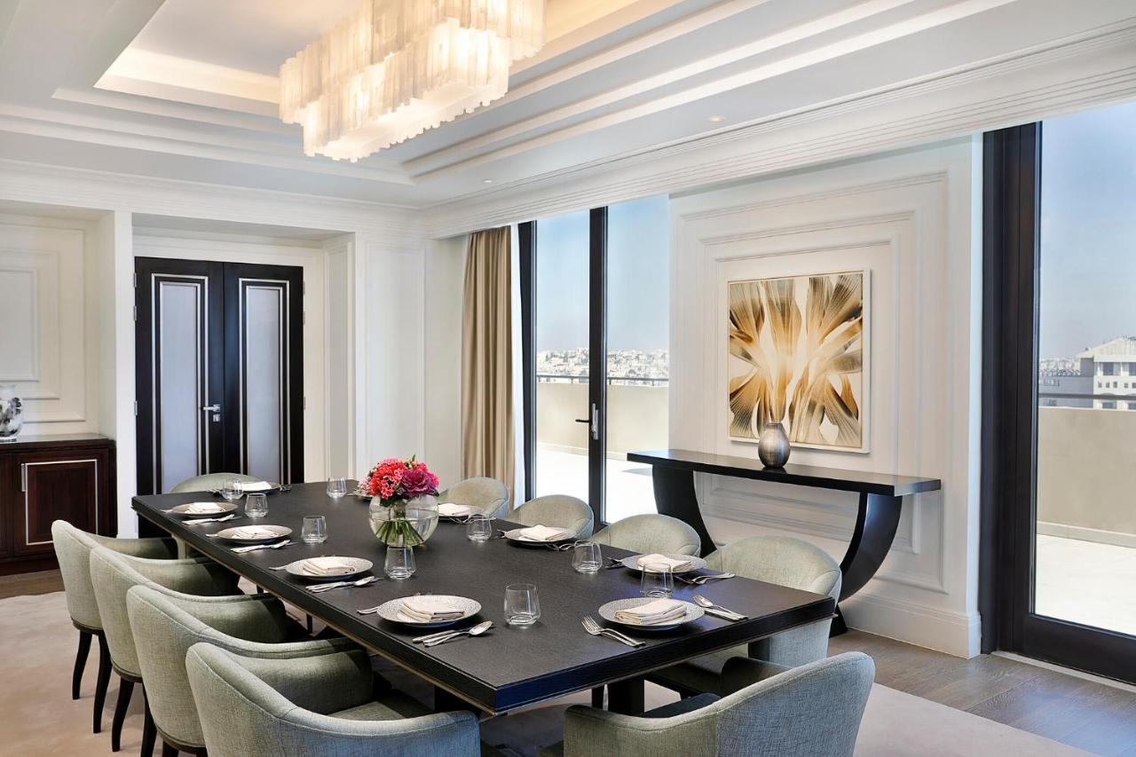 Royal Suite mit 1 Schlafzimmer mit 1 Kingsize-Bett, Blick auf die Skyline und Balkon