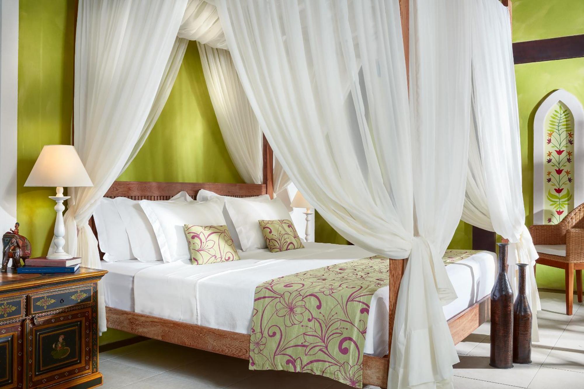 Premium bungalow with sea view and pool