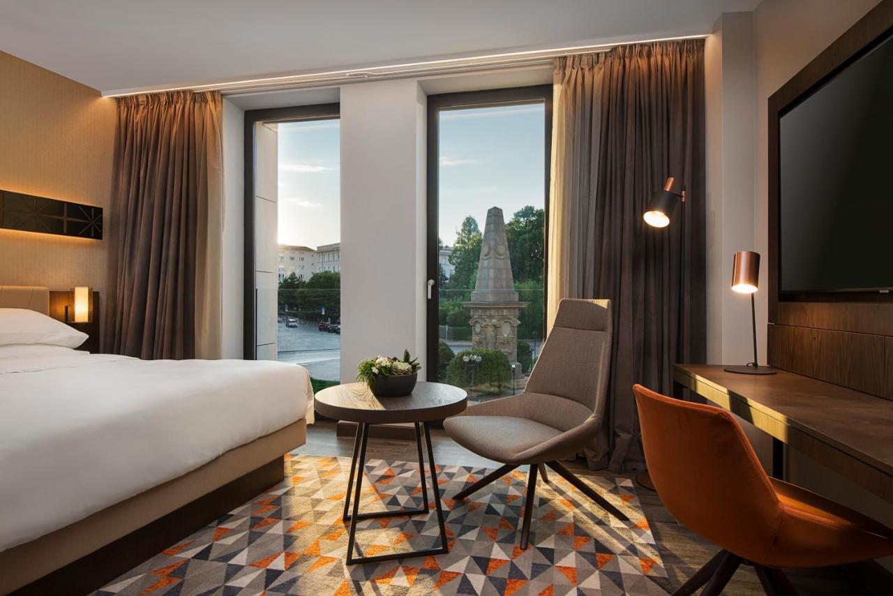 Suite avec Vue sur la Place