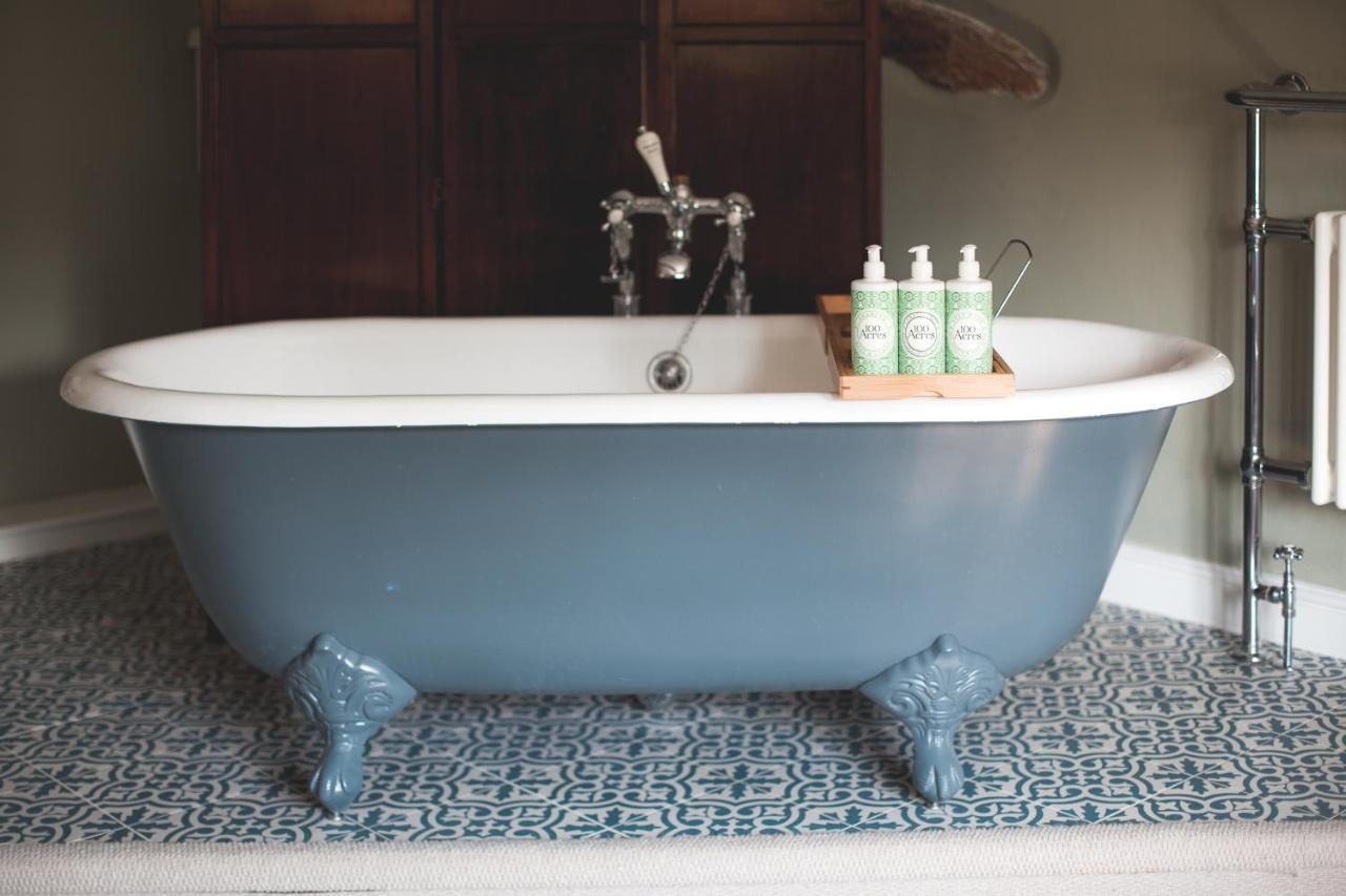 Deluxe Double Room open Bathroom