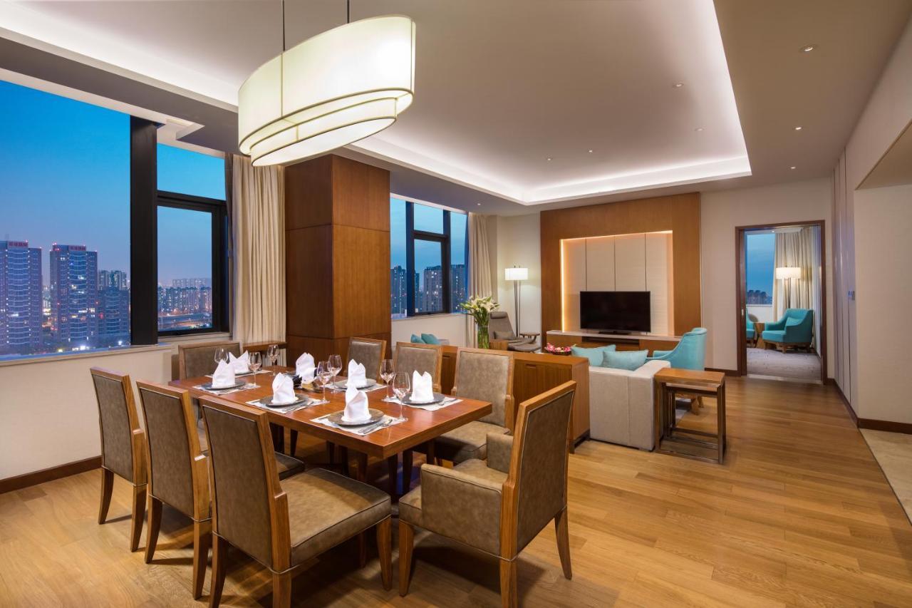 One-Bedroom Suite Dining Area,1403949779:JPEG