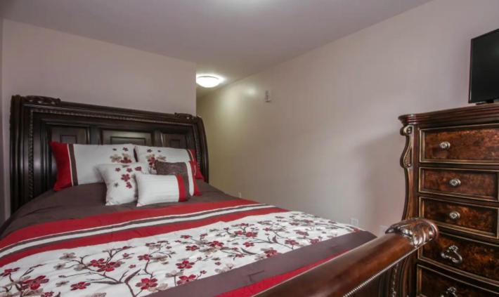 Deluxe Queen Suite