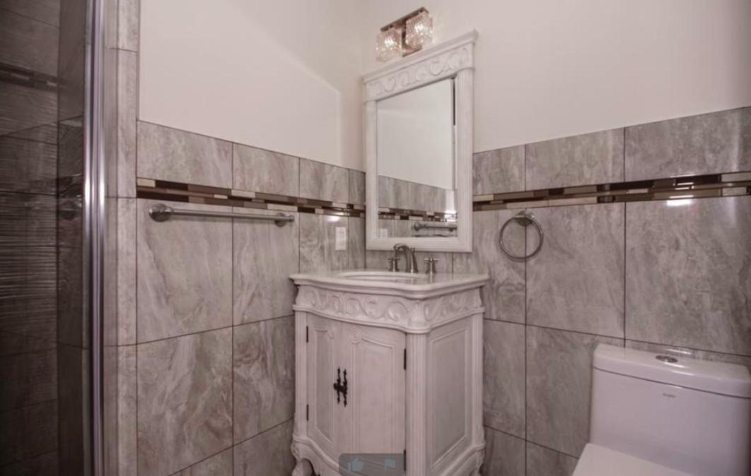 Deluxe Queen Suite
