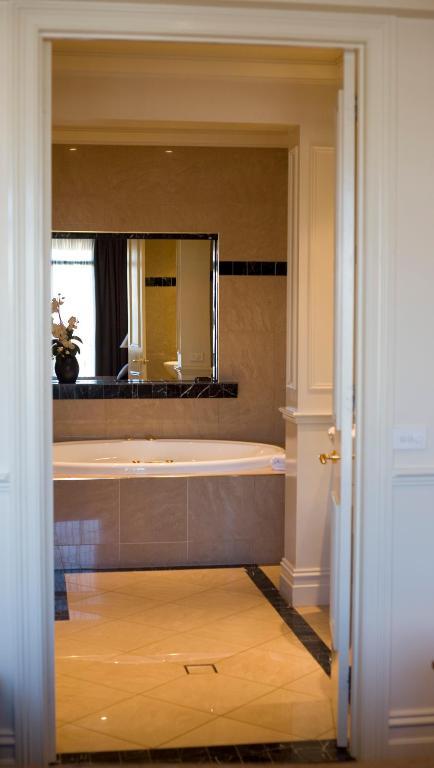 Deluxe Suite Spa Bath