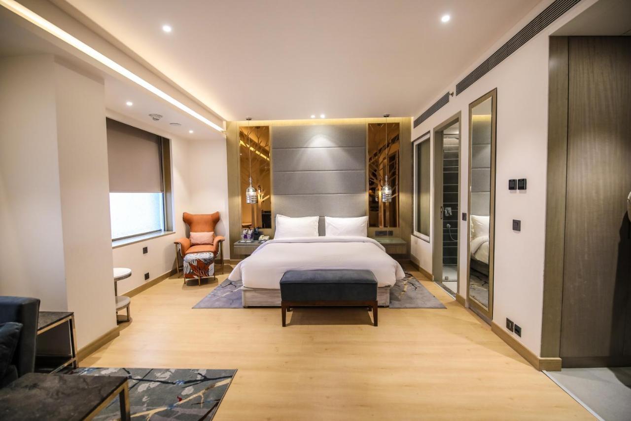 Suite - Unlimited pour during happy hours between 6 to 8 pm at Sky grill, 3 pcs fruit platter, 2 varieties of home-made cookies, 4 pcs laundry complimentary per suite per day