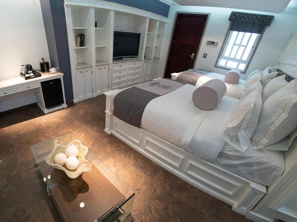 Deluxe Queen Suite