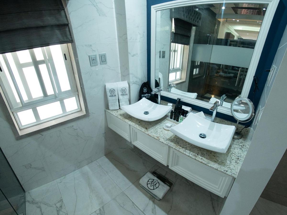 Deluxe Queen Suite