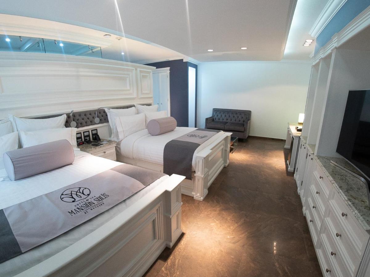 Deluxe Queen Suite