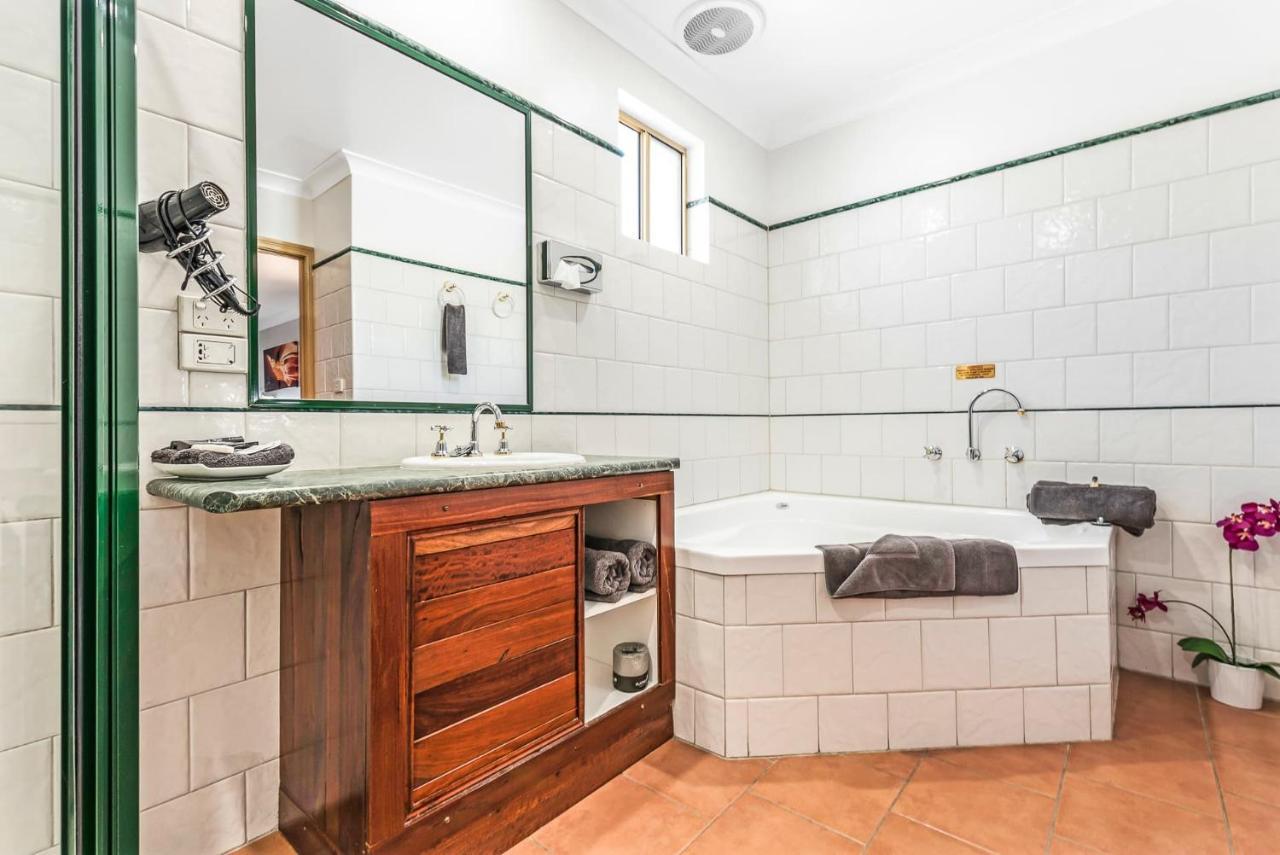 King Suite Spa Bath