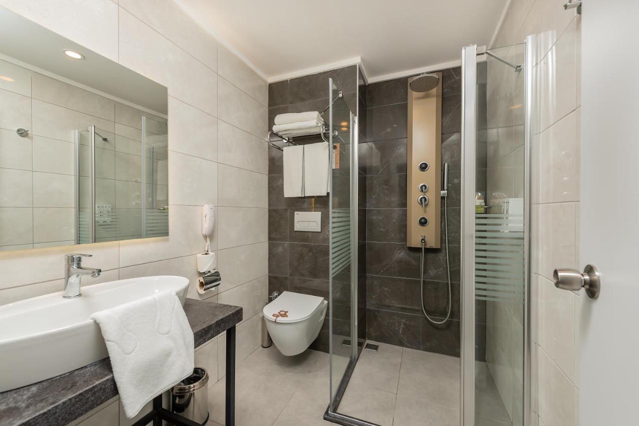 Superior Loft Family Room (Two Bathroom)
