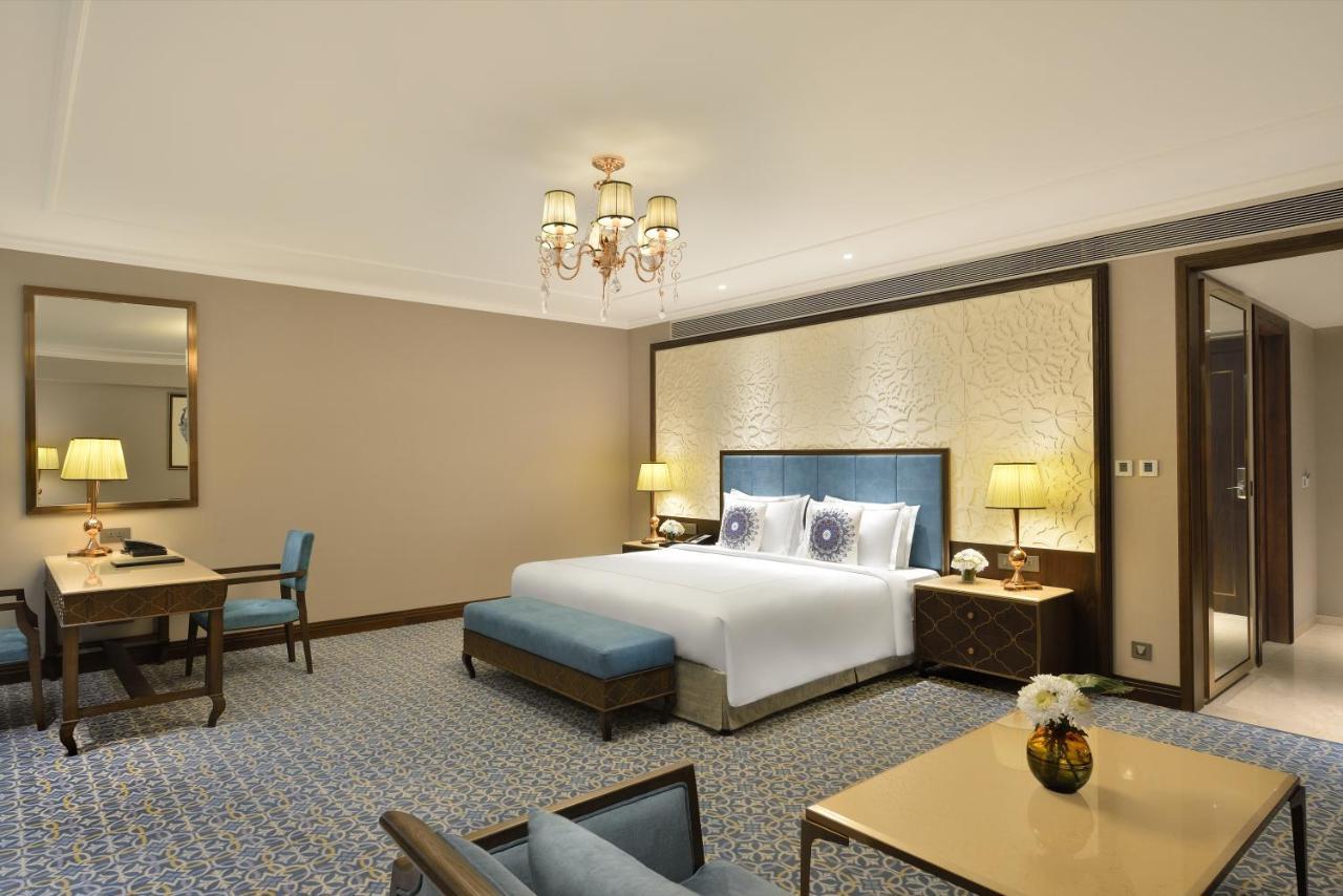 Luxury Grande King Bed,1107572772:JPEG