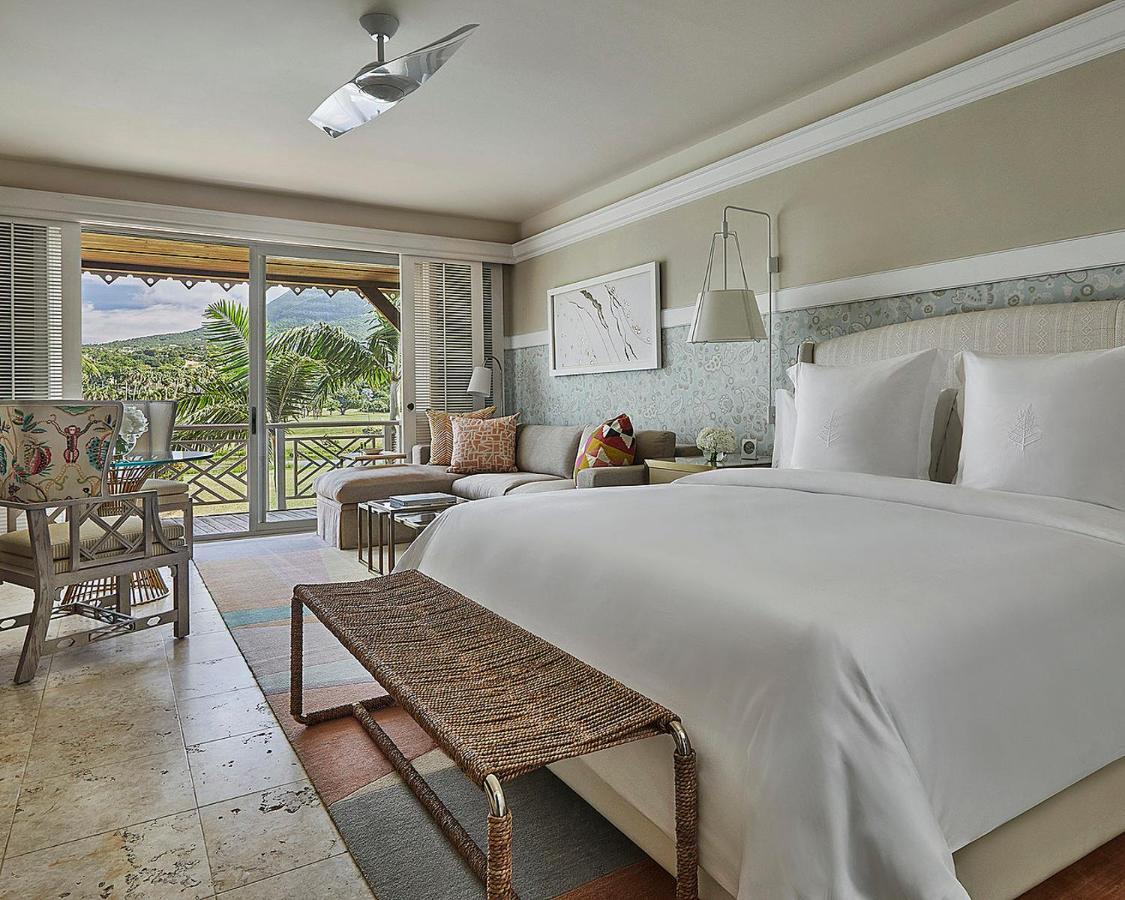 Zimmer mit Kingsize-Bett und Aussicht auf den Nevis Peak