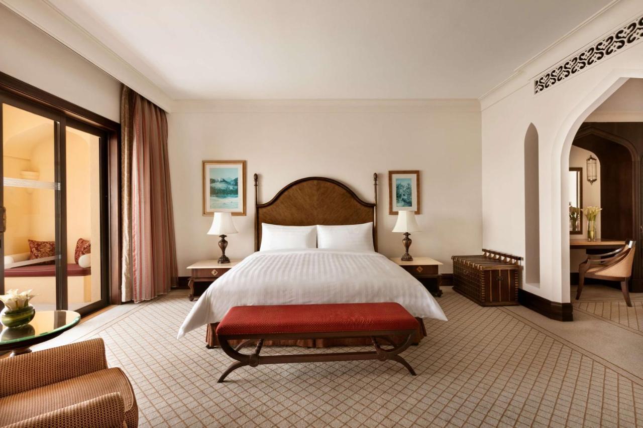 Executive Suite with Lounge Access