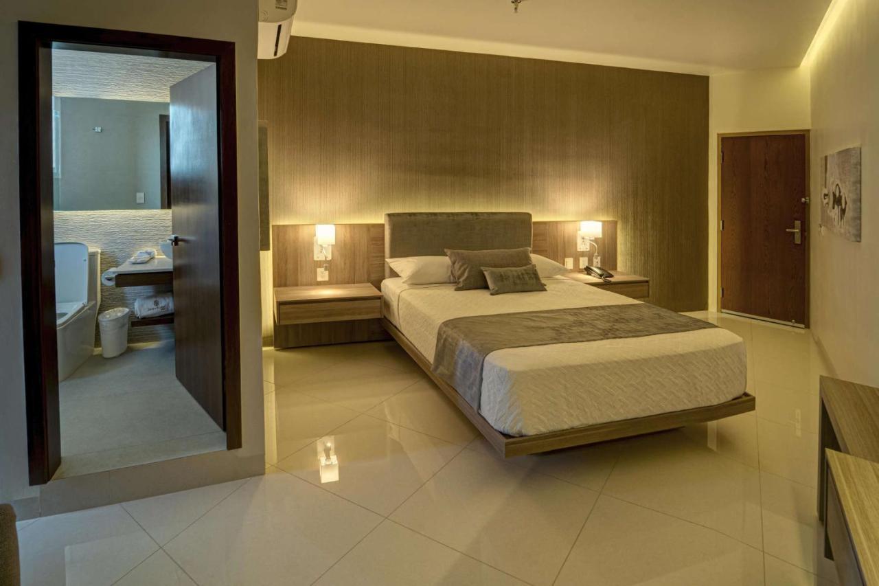 Habitación con cama extragrande.