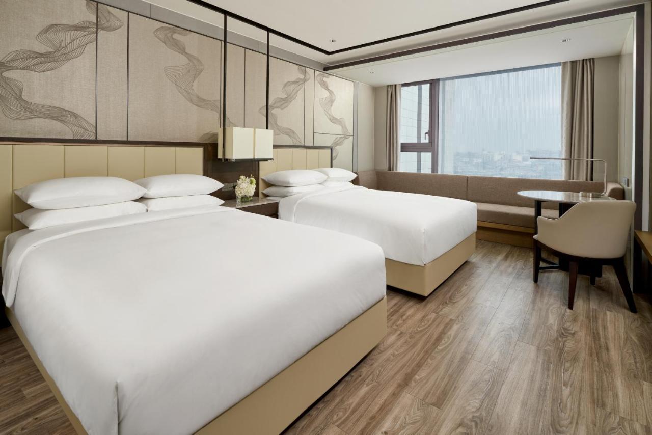 Deluxe Guest Room with 2 Double, City view