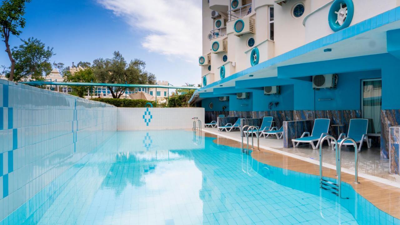Swim-up Room