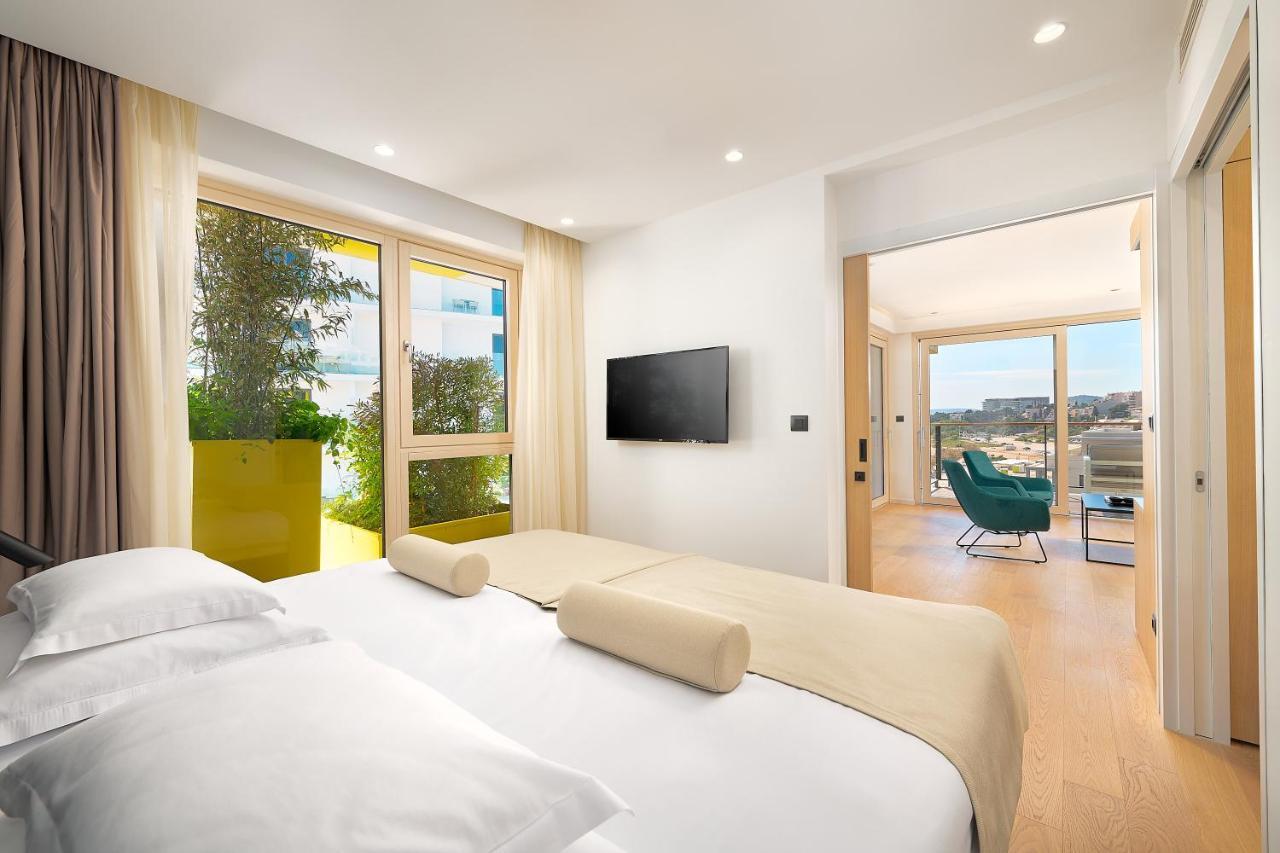 One-bedroom apartment balcony partial sea view
