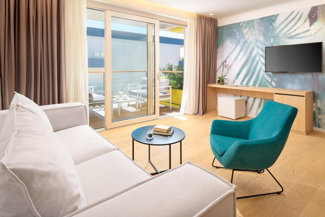 One-bedroom apartment balcony partial sea view