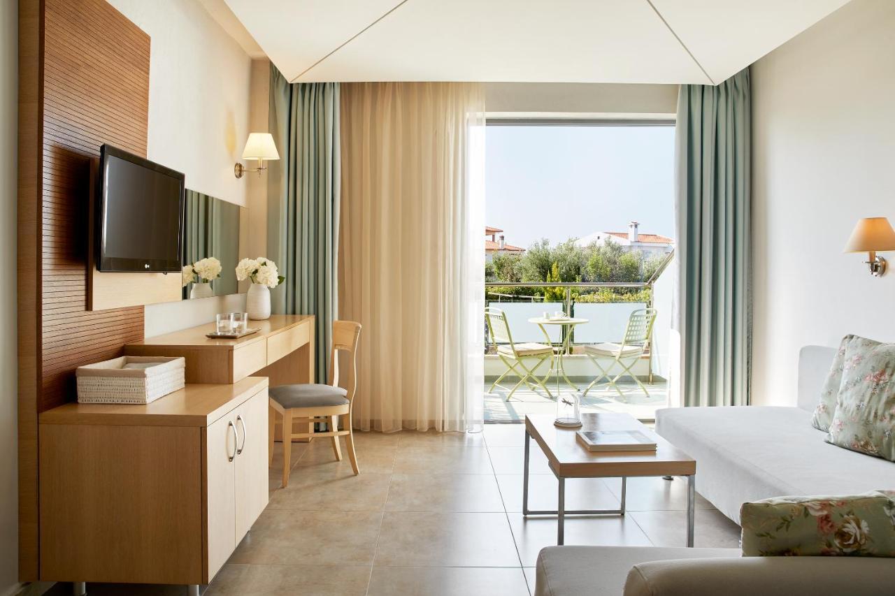 Family Room-Suite Garden View