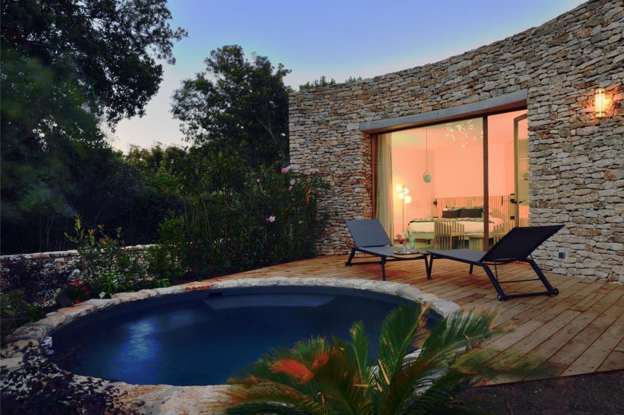 Suite Junior avec Baignoire Spa et Sauna - Jardin et Piscine Chauffée Privés