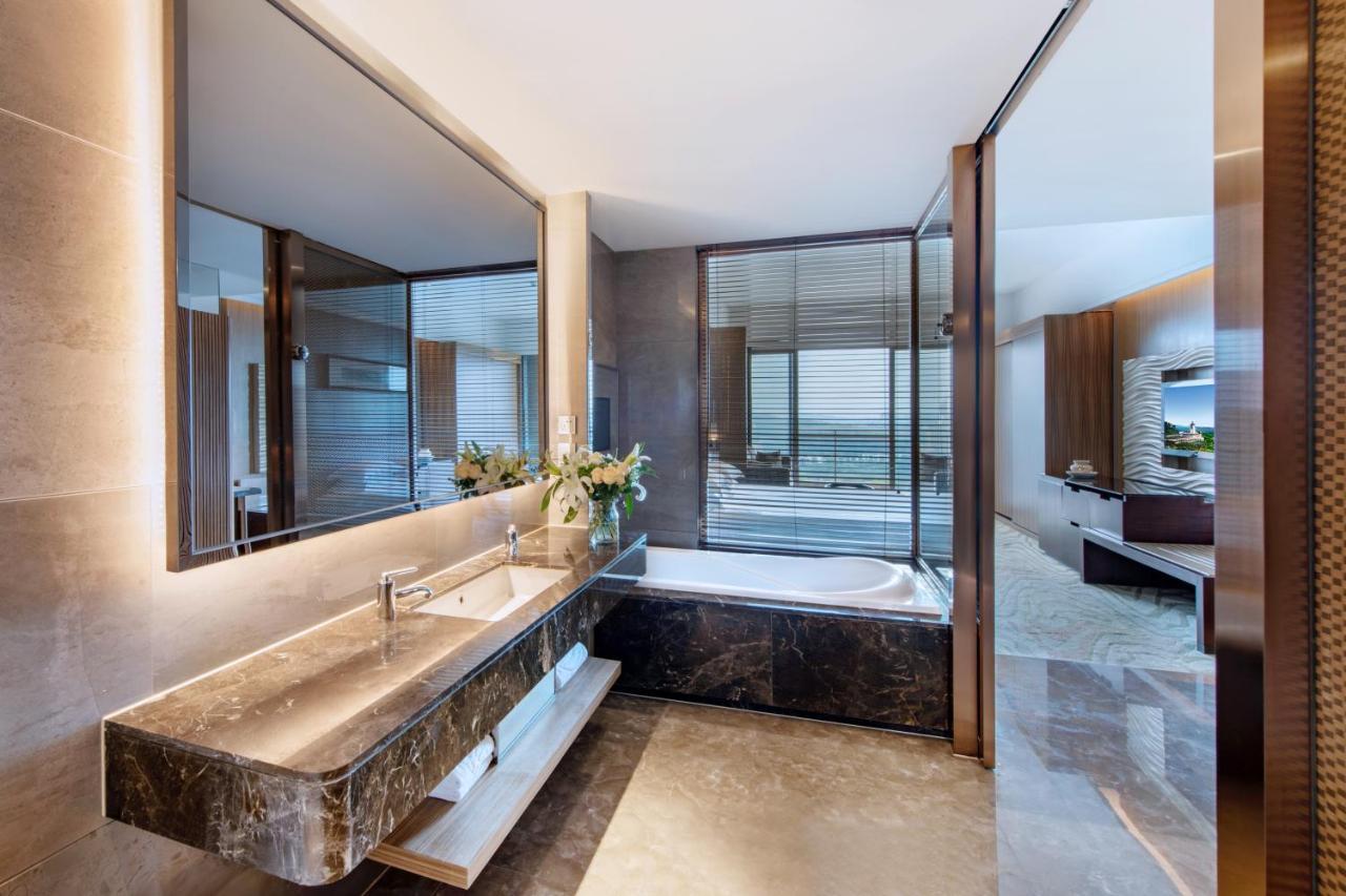 Grande Deluxe King Room Lake View