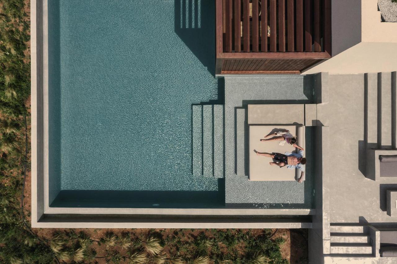 Grande Pool Suite Seafront