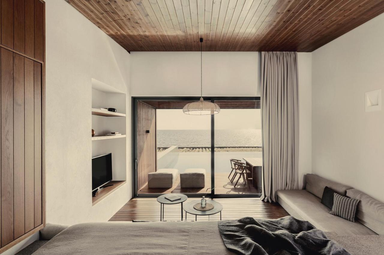 Grande Pool Suite Seafront