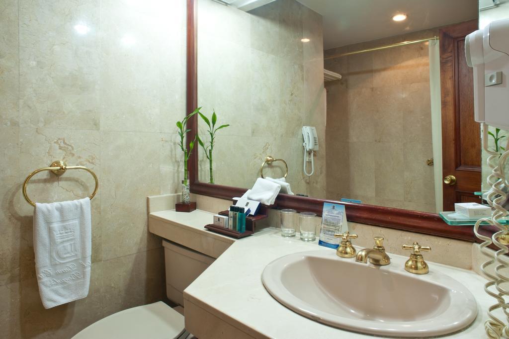 Habitación con cama extragrande.
