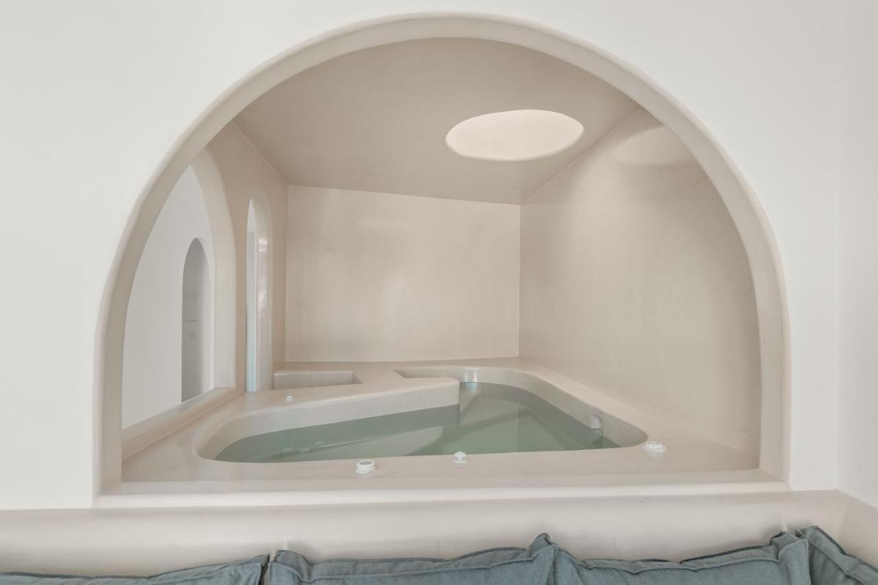 Honeymoon suite with Private Heated Pool, Interior Hot Tub & Sea View