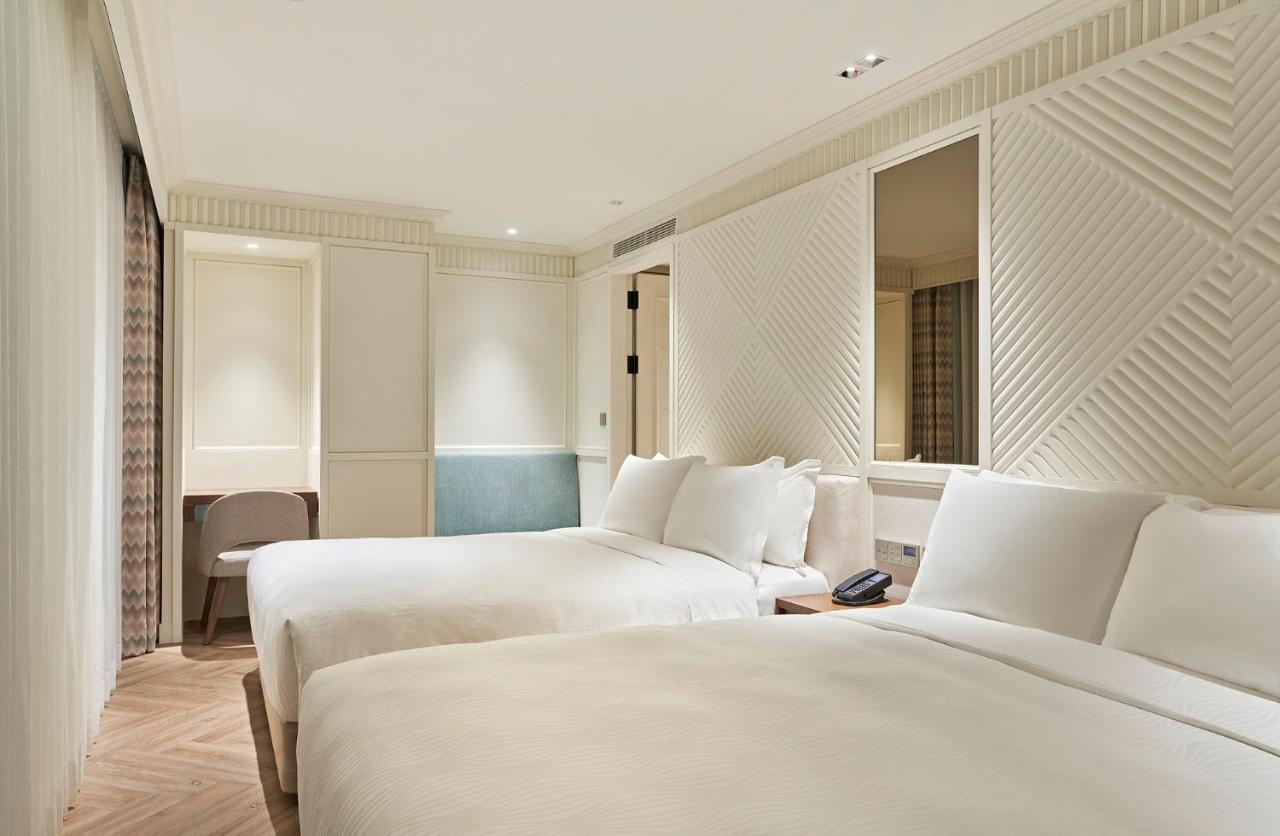Ecksuite mit Zweibettzimmer und Stadtblick