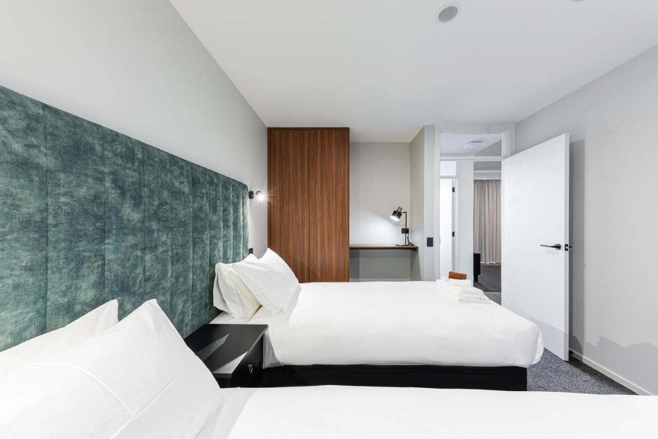 Two-Bedroom Lake View Suite Bath No Skylight