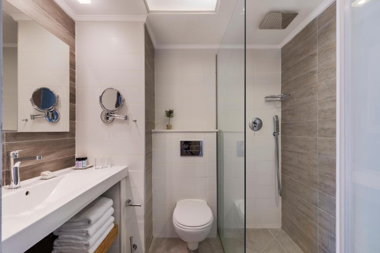 Deluxe Hotel Rooms
