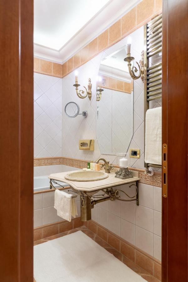 Deluxe Chic Room