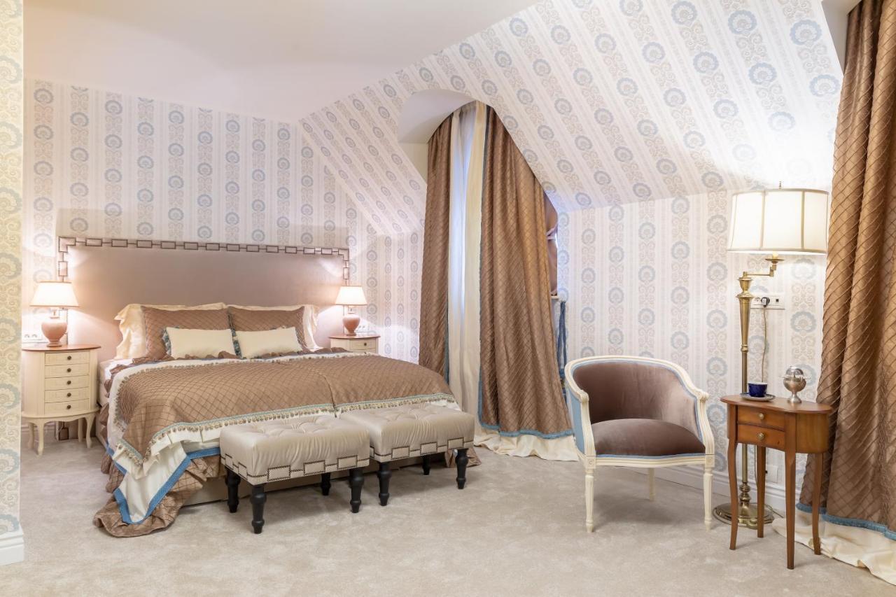Deluxe Chic Room
