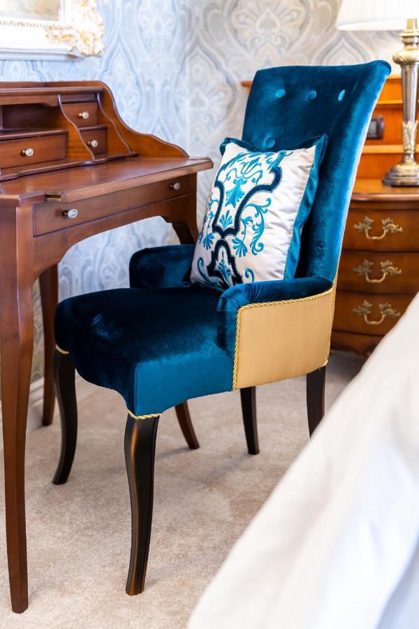 Deluxe Chic Parliament View Room