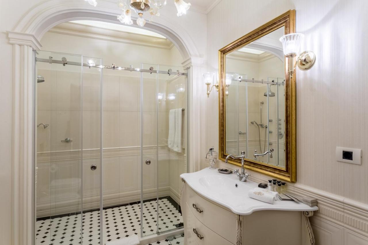Deluxe Chic Parliament View Room
