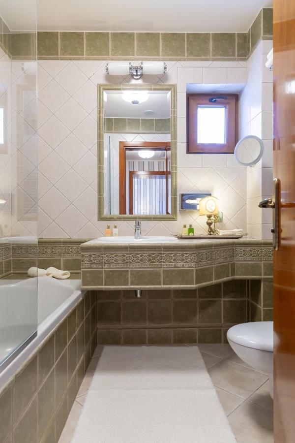 Deluxe Chic Room
