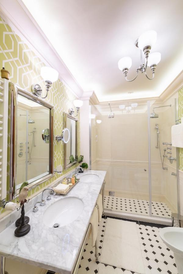 Deluxe Chic Parliament View Room