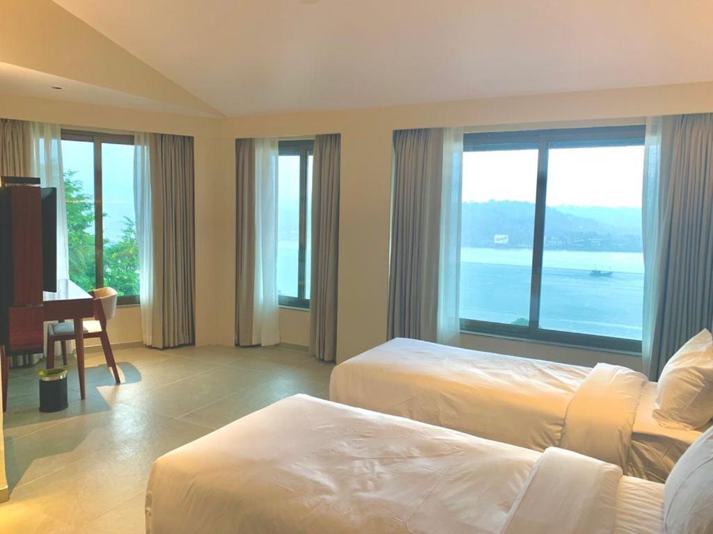 Premium Riverview Twin Room