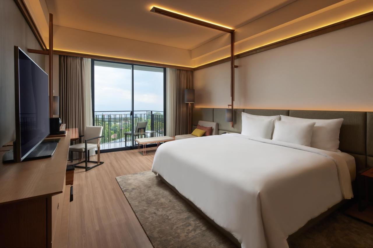 Deluxe King City View with Balcony