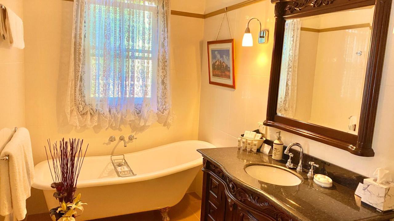 Deluxe Queen Suite