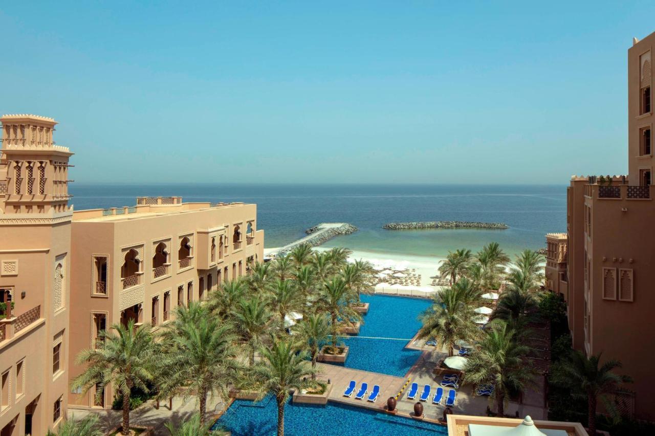 Sheraton Club Kamer met twee aparte bedden, uitzicht op het zwembad en toegang tot de lounge