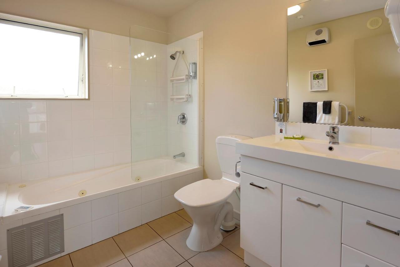 One-Bedroom Suite Spa Bath