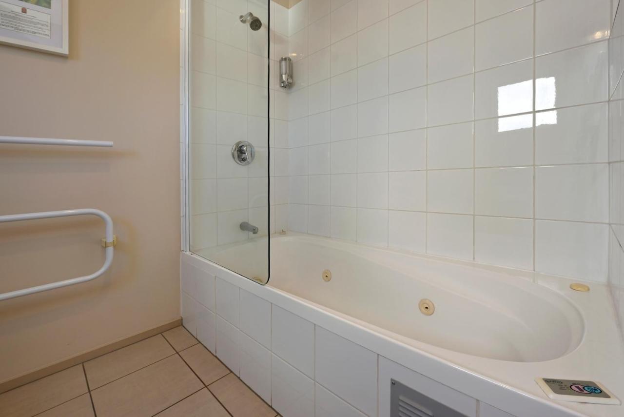 Deluxe Studio Spa Bath