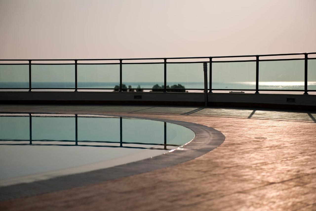 Deluxe Junior Suite Sea View & Sharing Pool age range 12-99