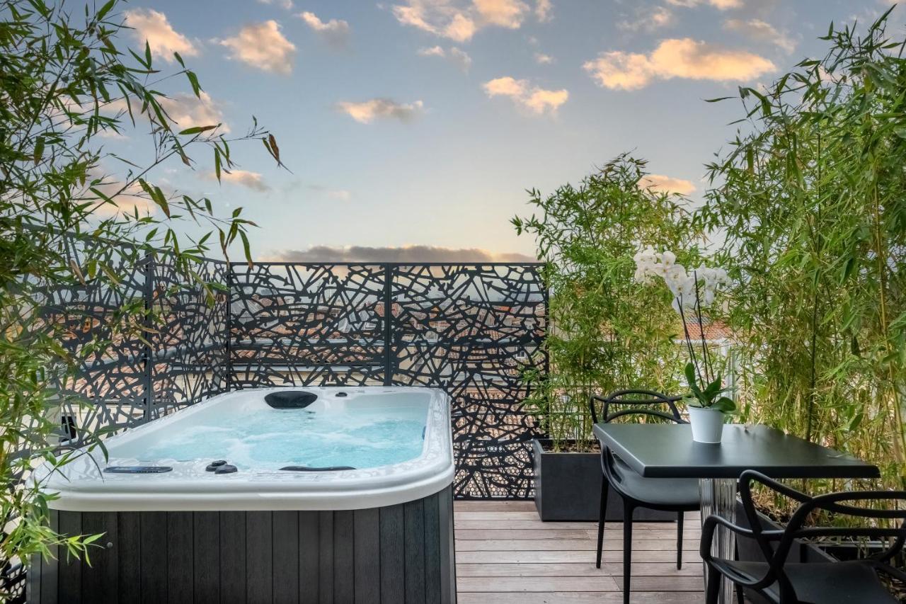 Suite avec Terrasse et Bain à Remous