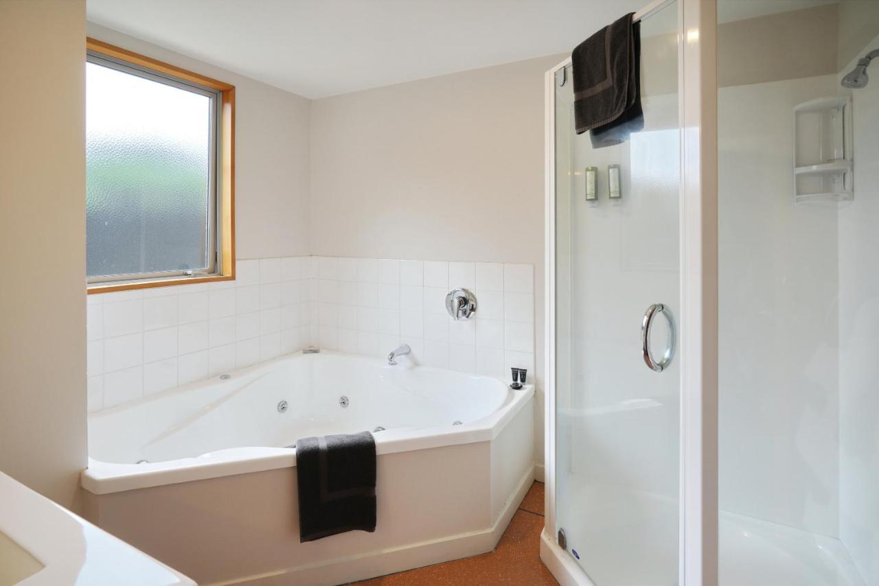 Two-Bedroom Apartment Spa Bath