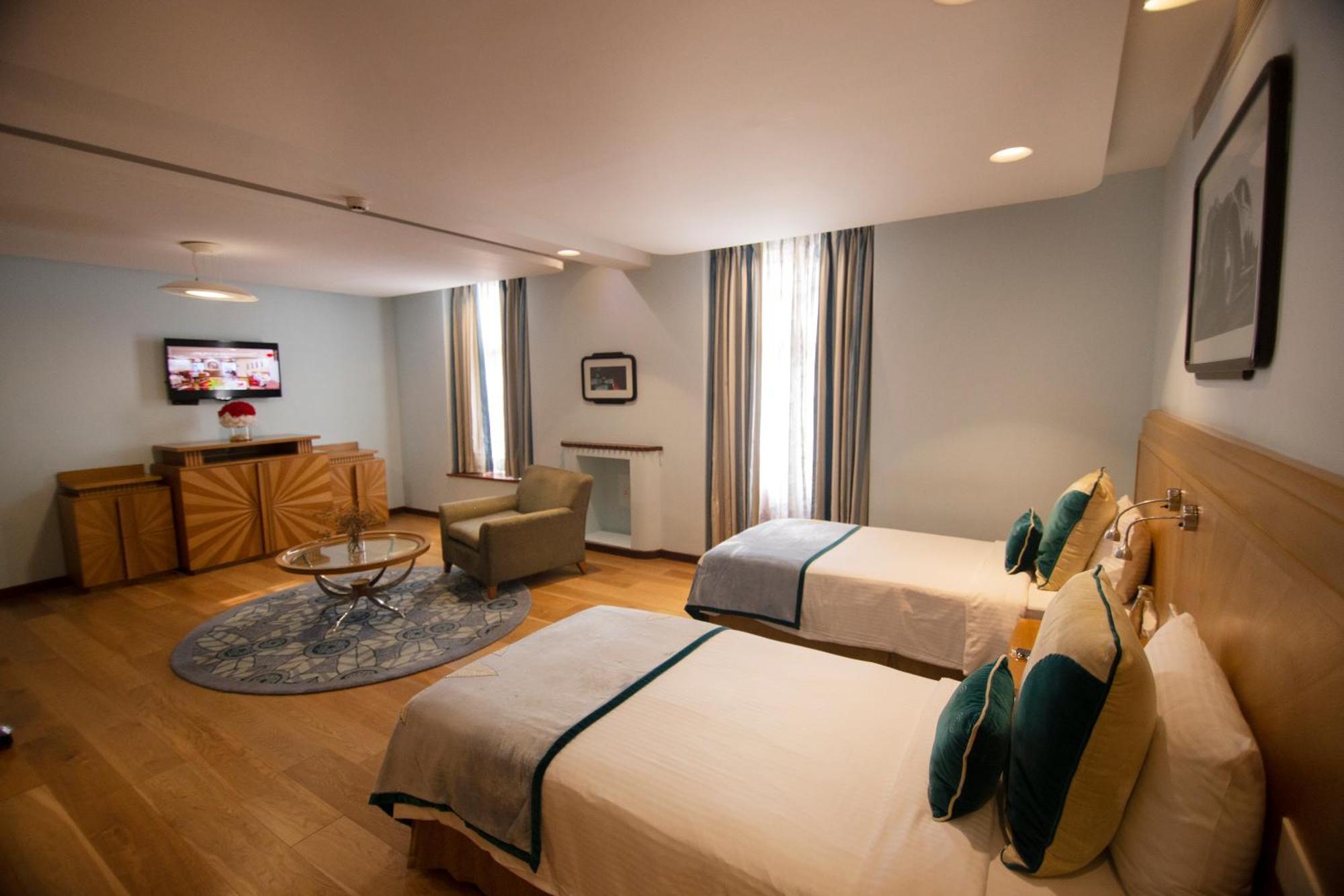Premium Room Twin Bed with 15% off on Food and Soft Beverages, Happy Hours (Buy 1 & Get 1) on select menu at InSomnia