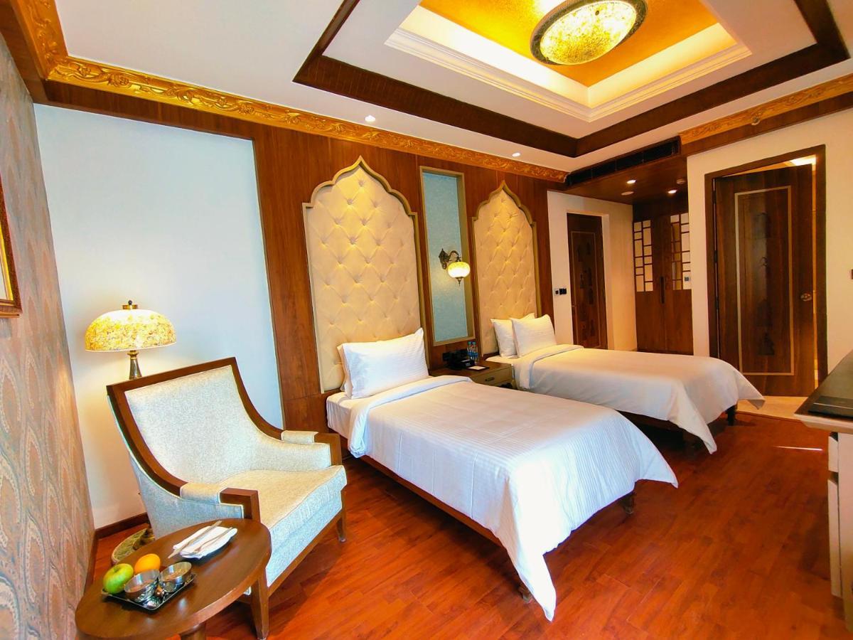 Deluxe Twin Room – Pathway View
