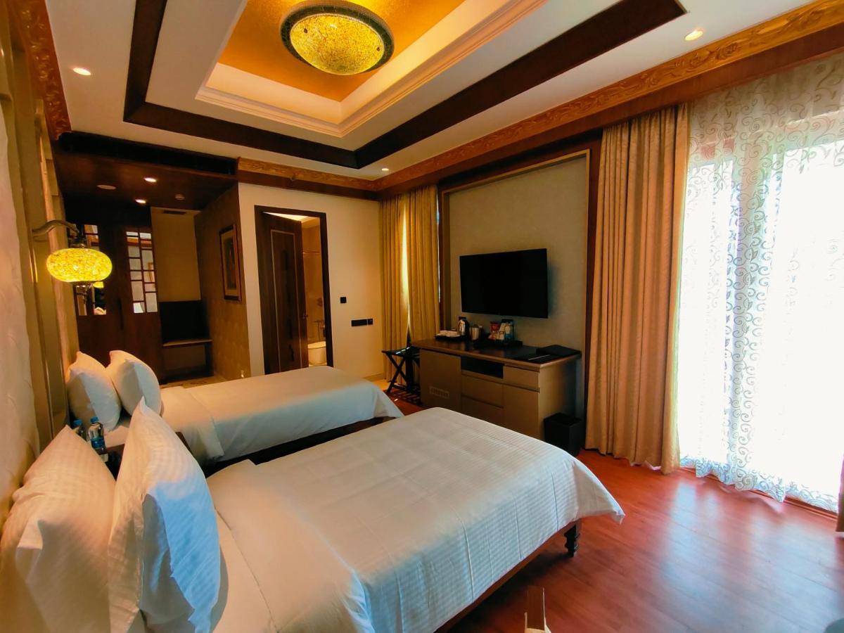 Deluxe Twin Room – Pathway View